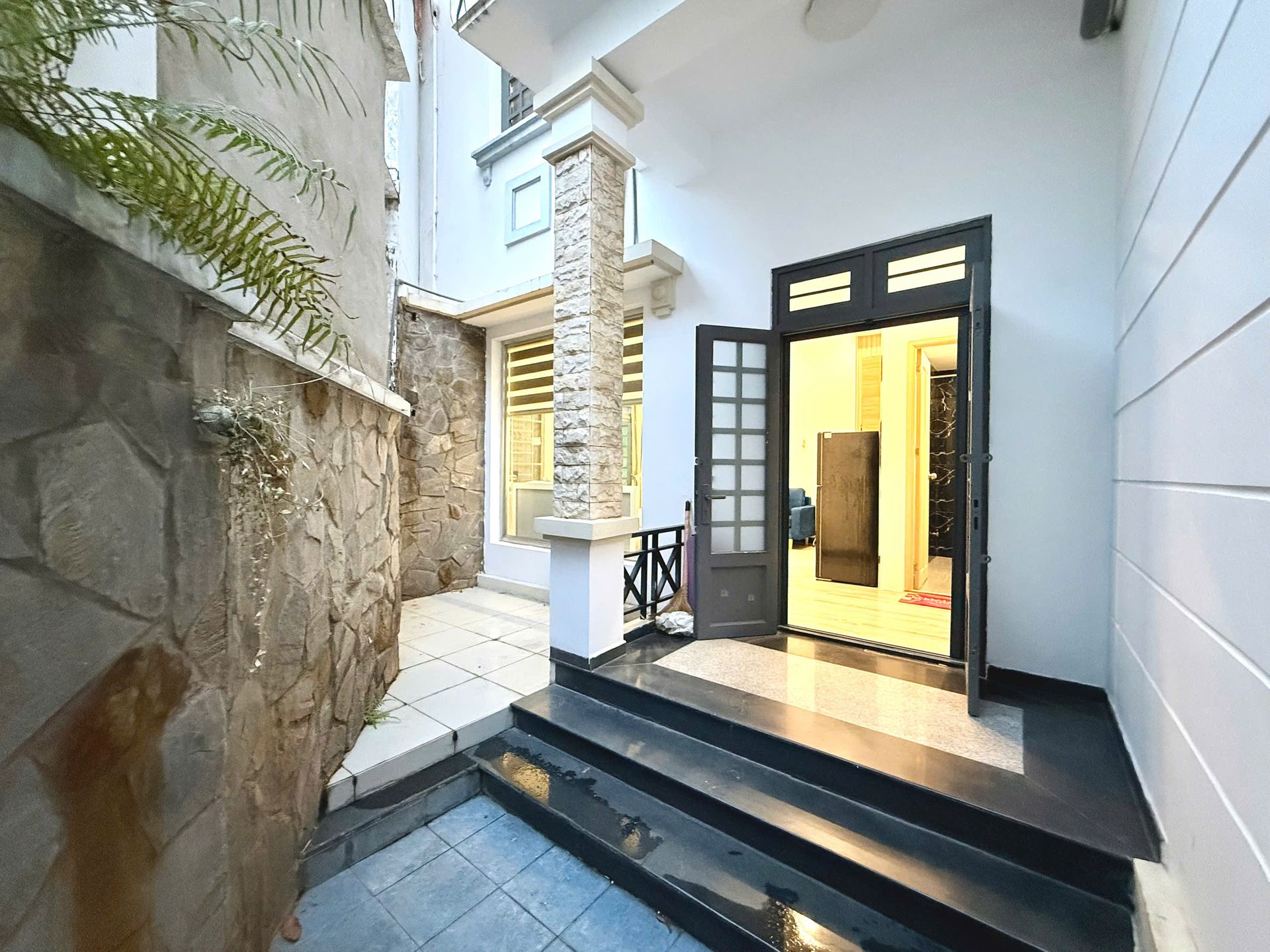 Lối vào toà nhà