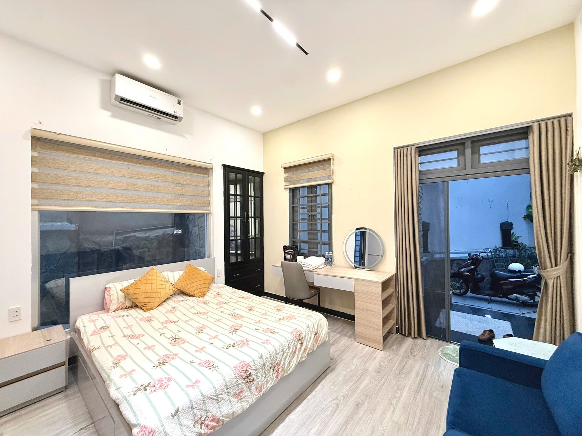 Giường và bàn làm việc