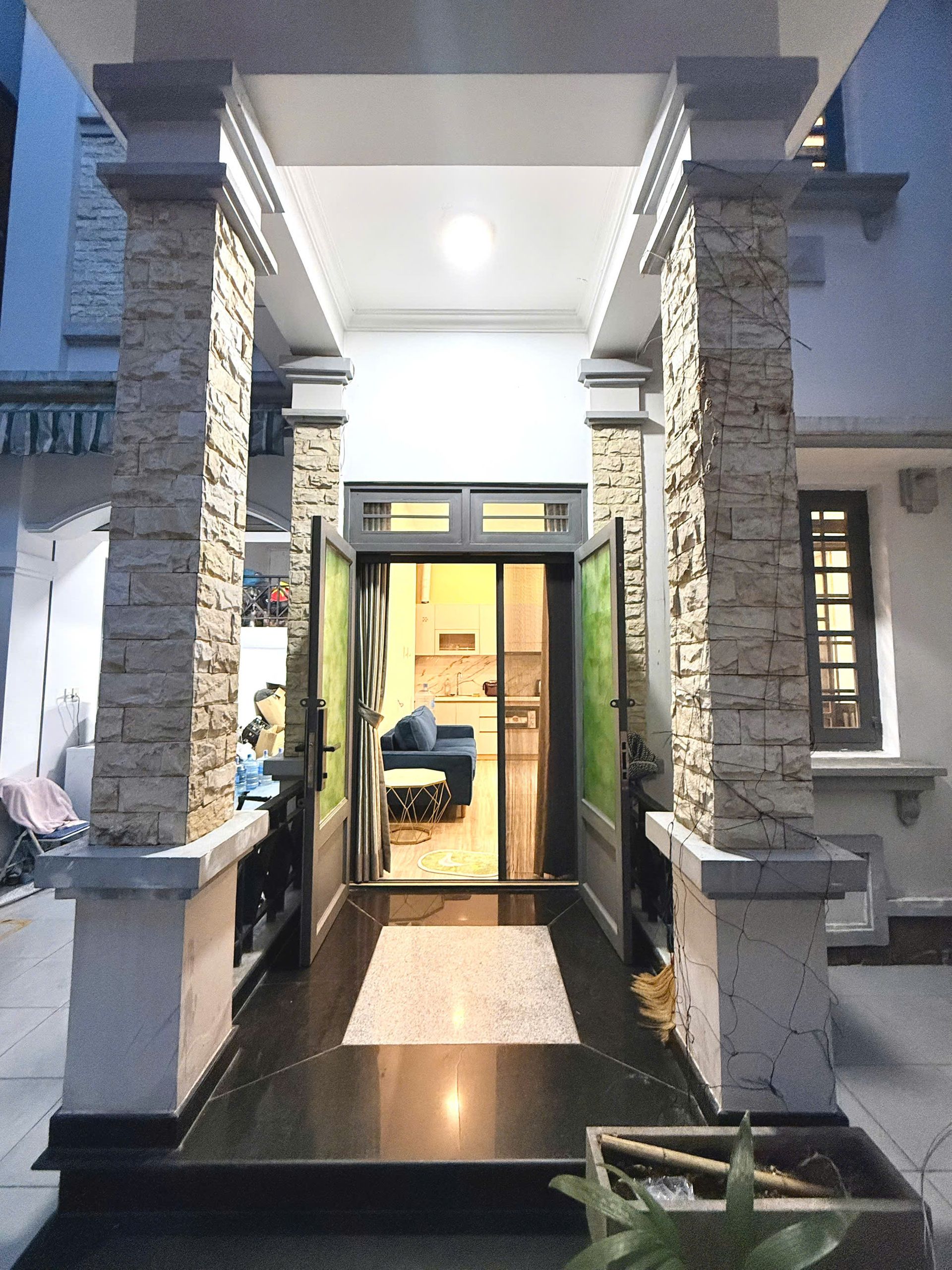 Cửa kính lối vào