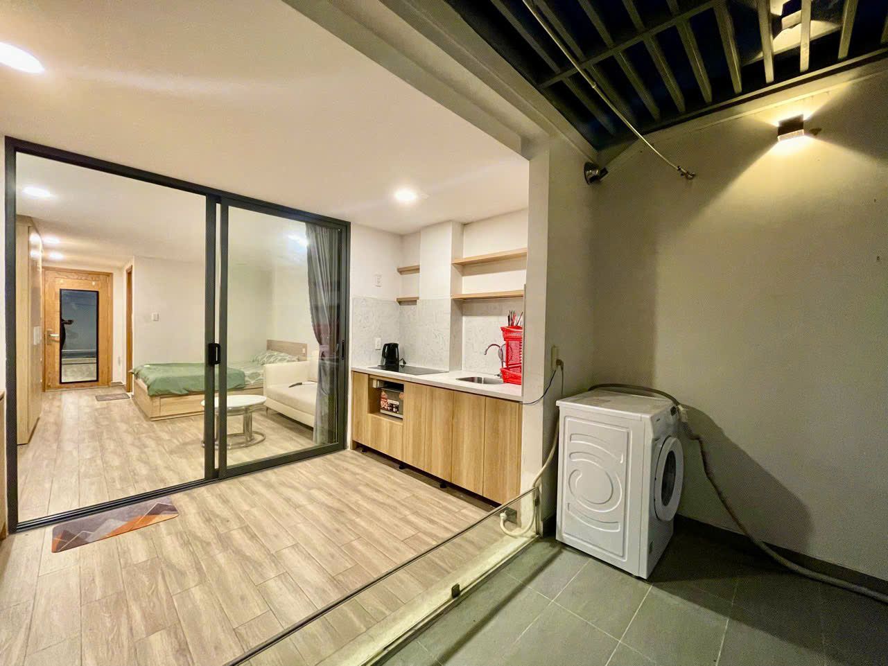 Cửa kính ra sân