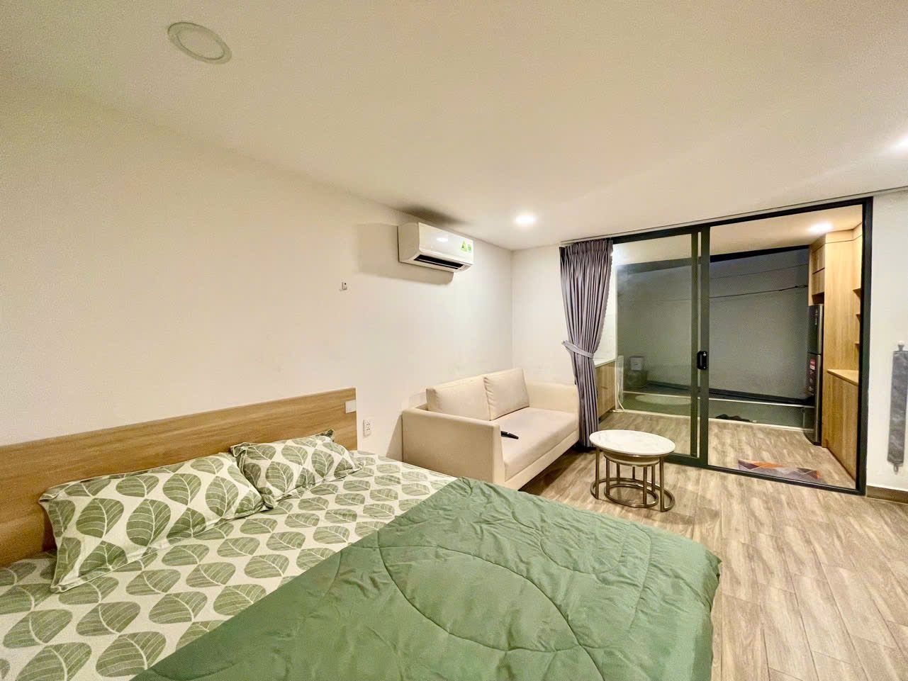 Giường và cửa kính