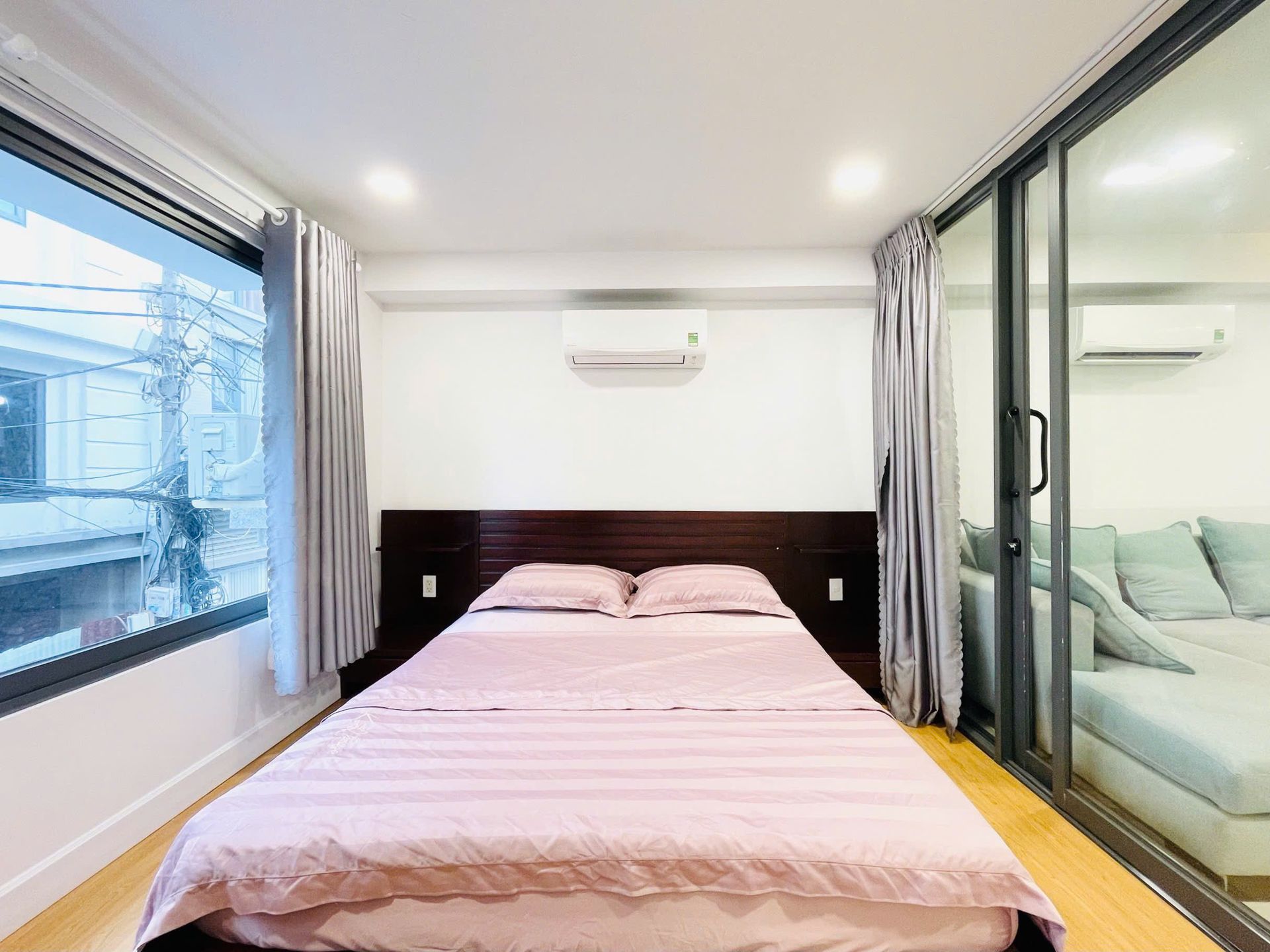 Giường và cửa sổ