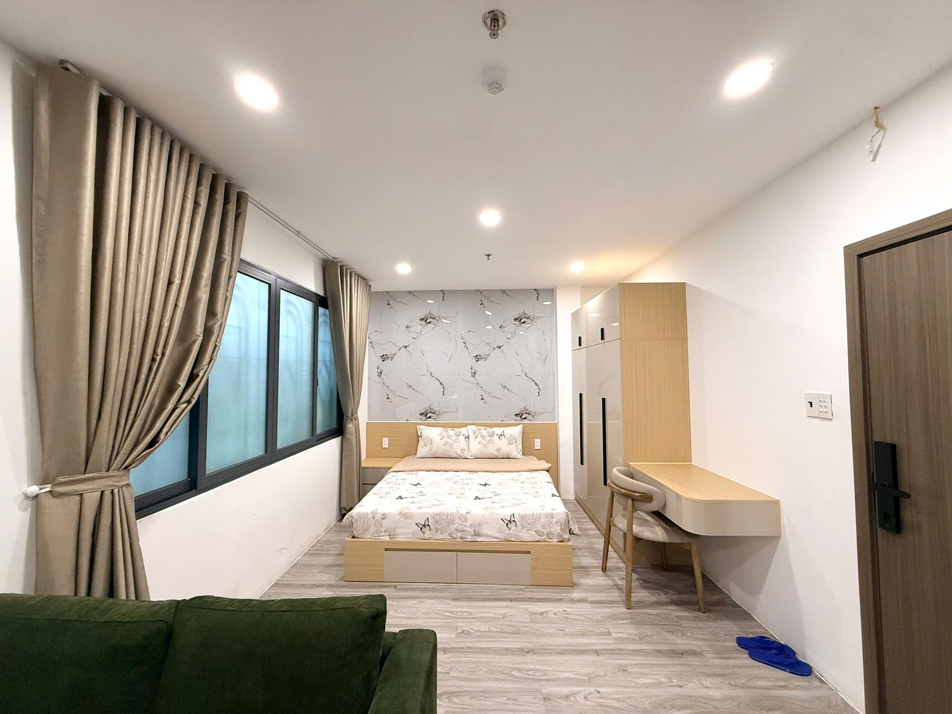 Giường và cửa sổ