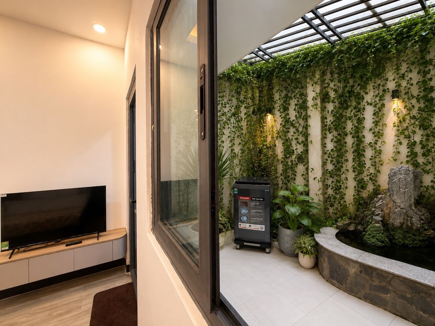 Cửa ra sân vườn