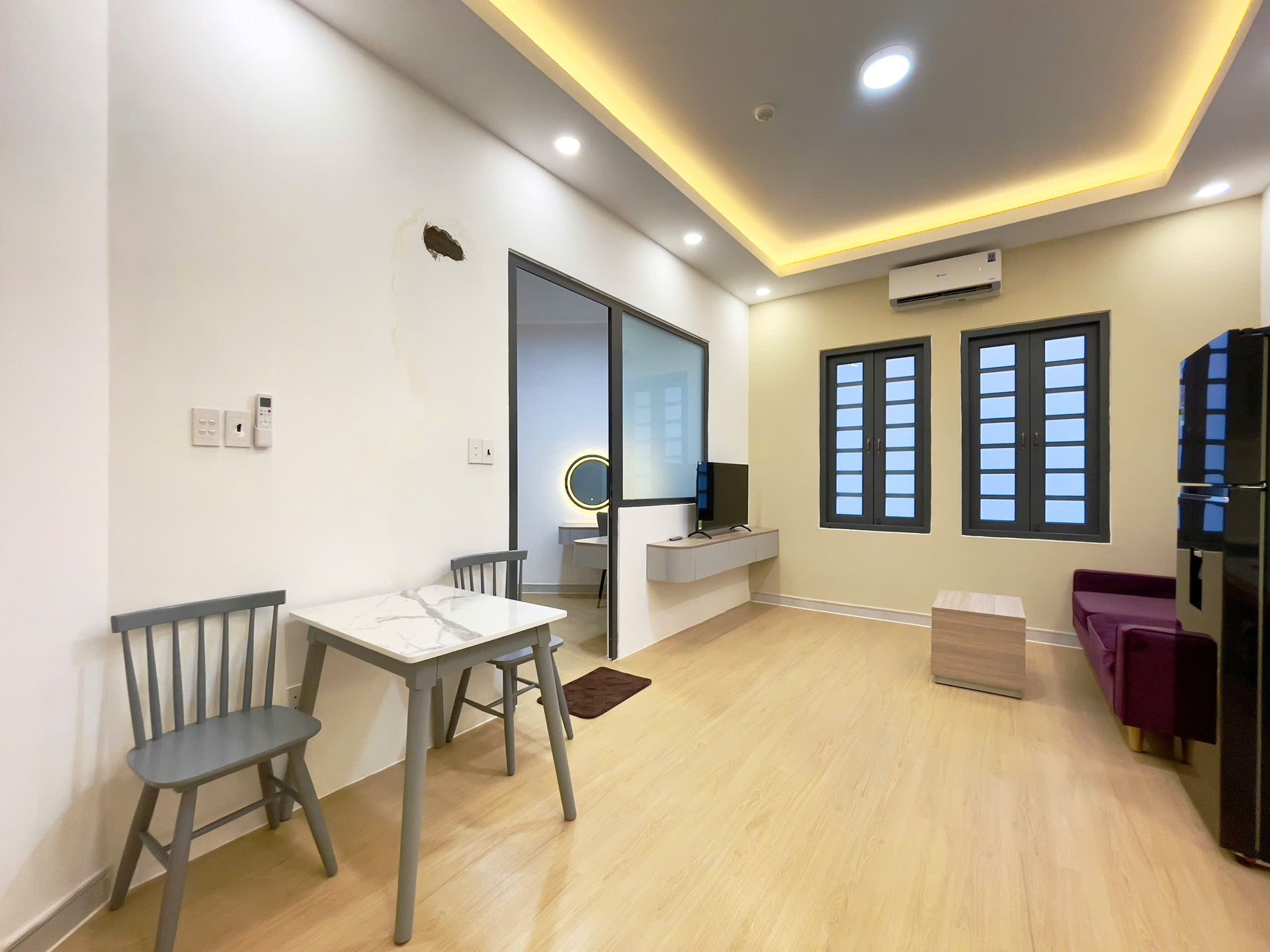 Bàn ăn và cửa sổ