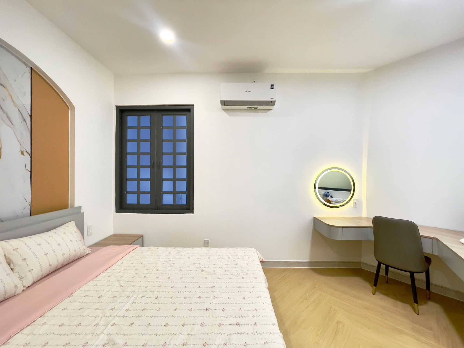 Giường và cửa sổ