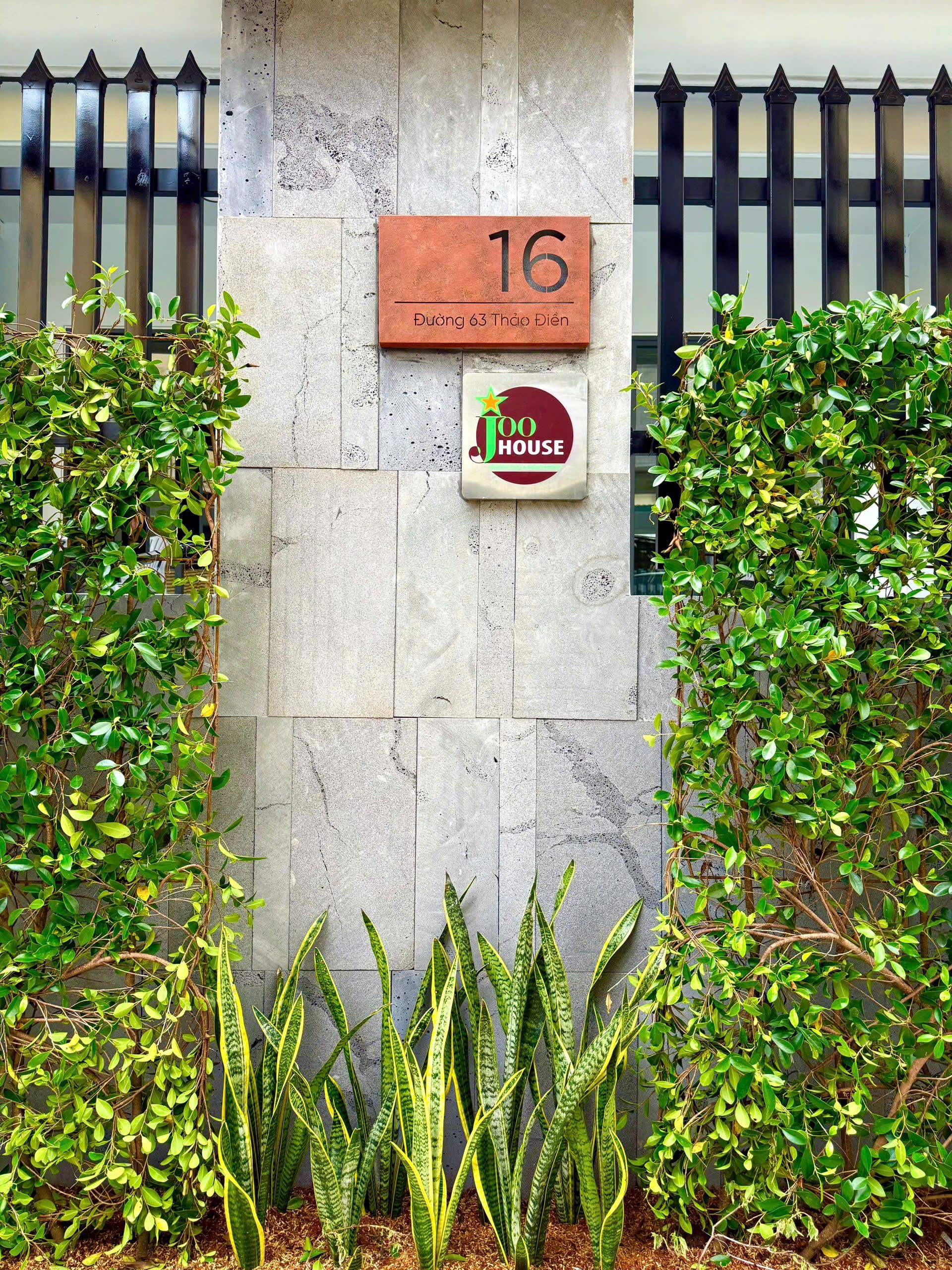 Bảng hiệu Joo House
