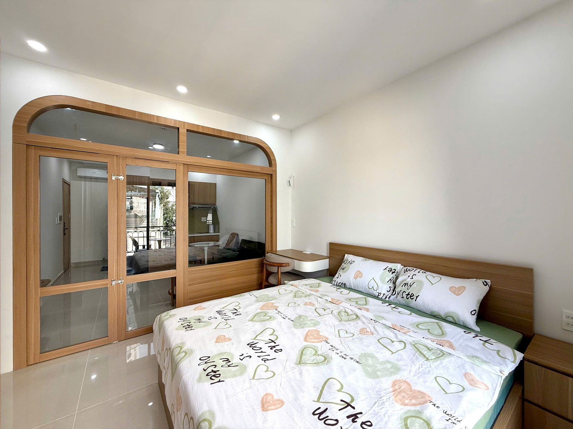 Giường và cửa sổ
