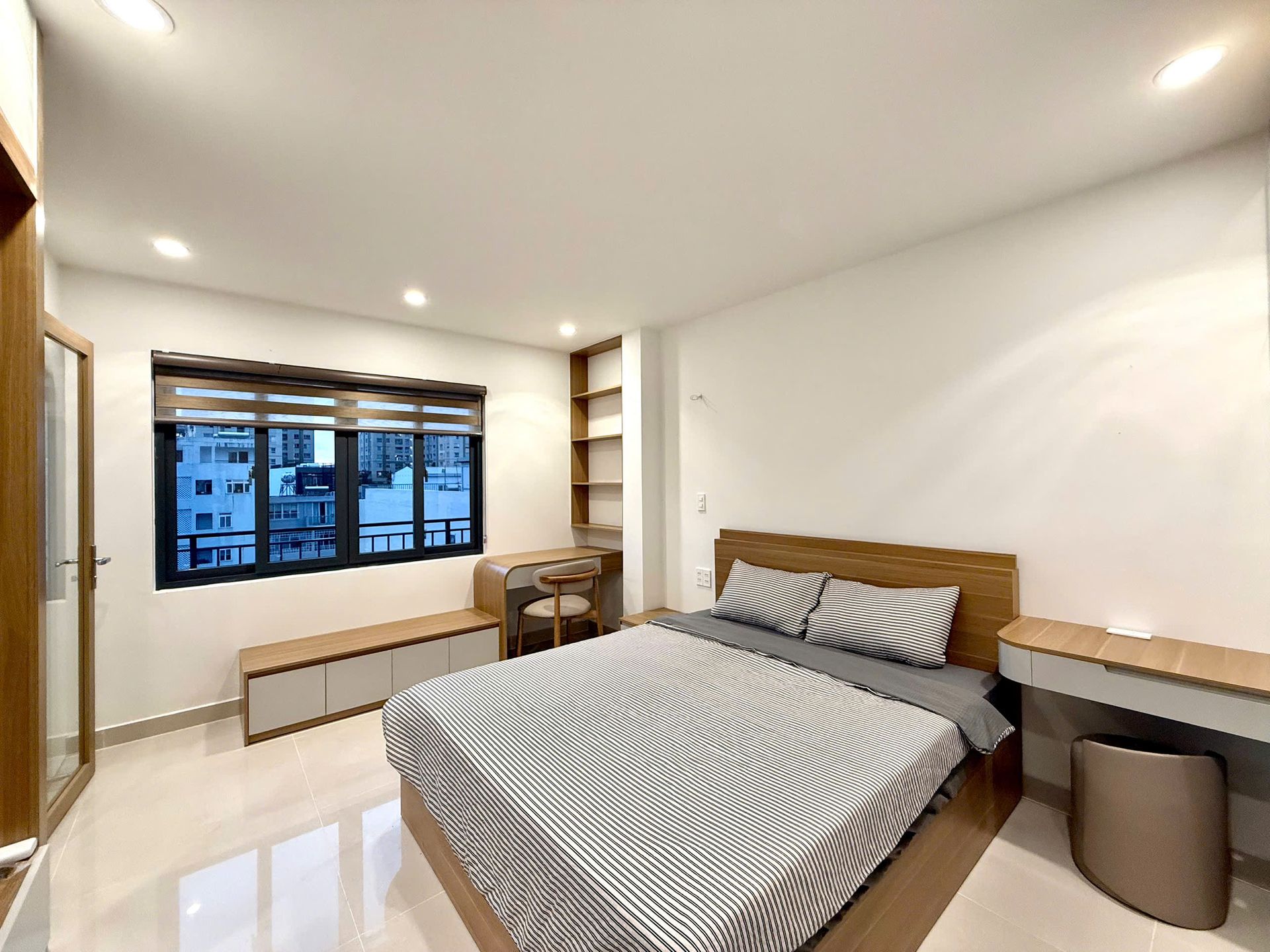 Giường và cửa sổ