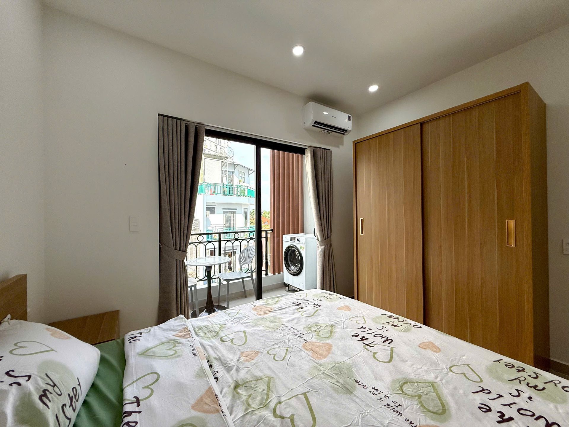 Giường và máy giặt