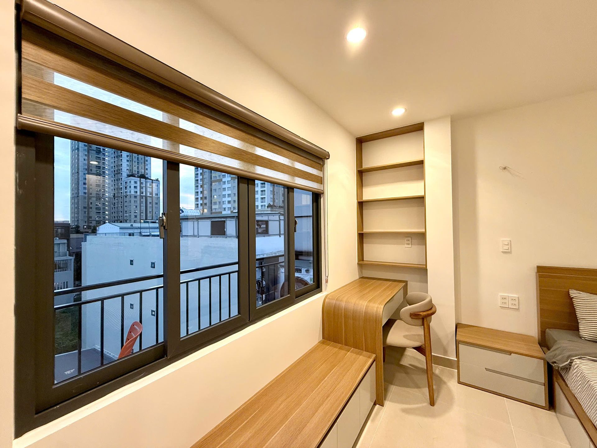 Bàn cạnh cửa sổ