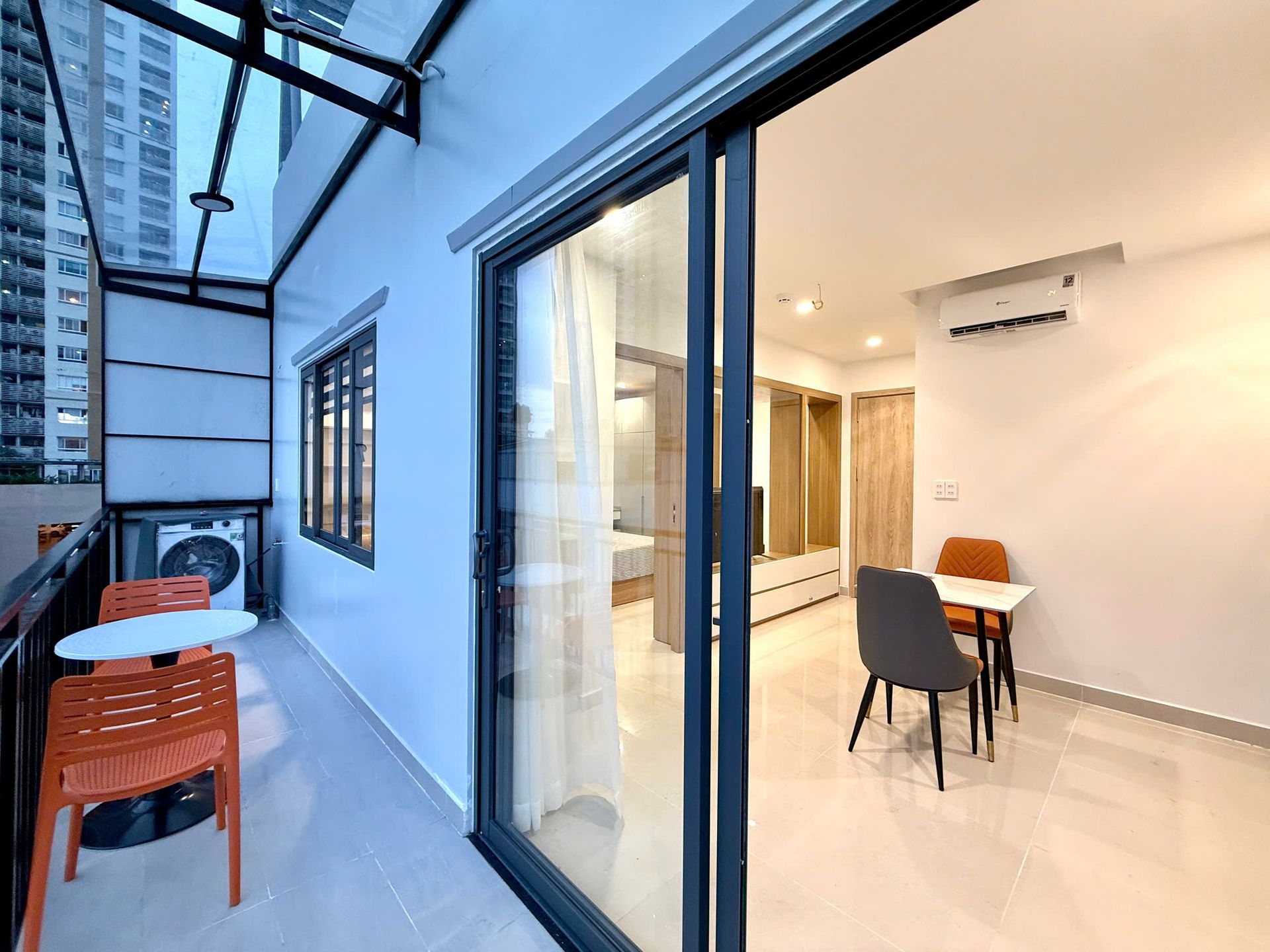 Cửa kính ban công