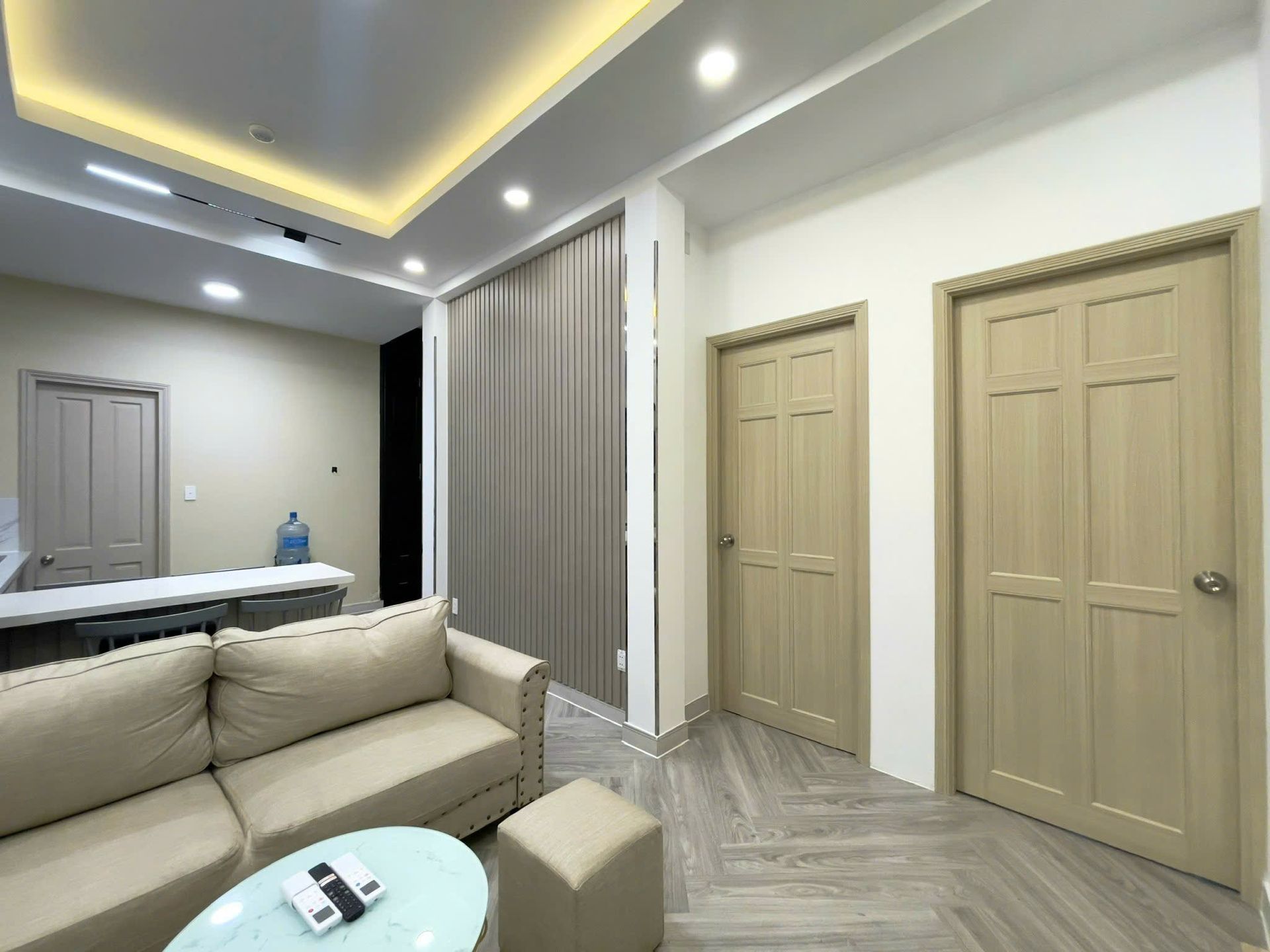Sofa và lối vào