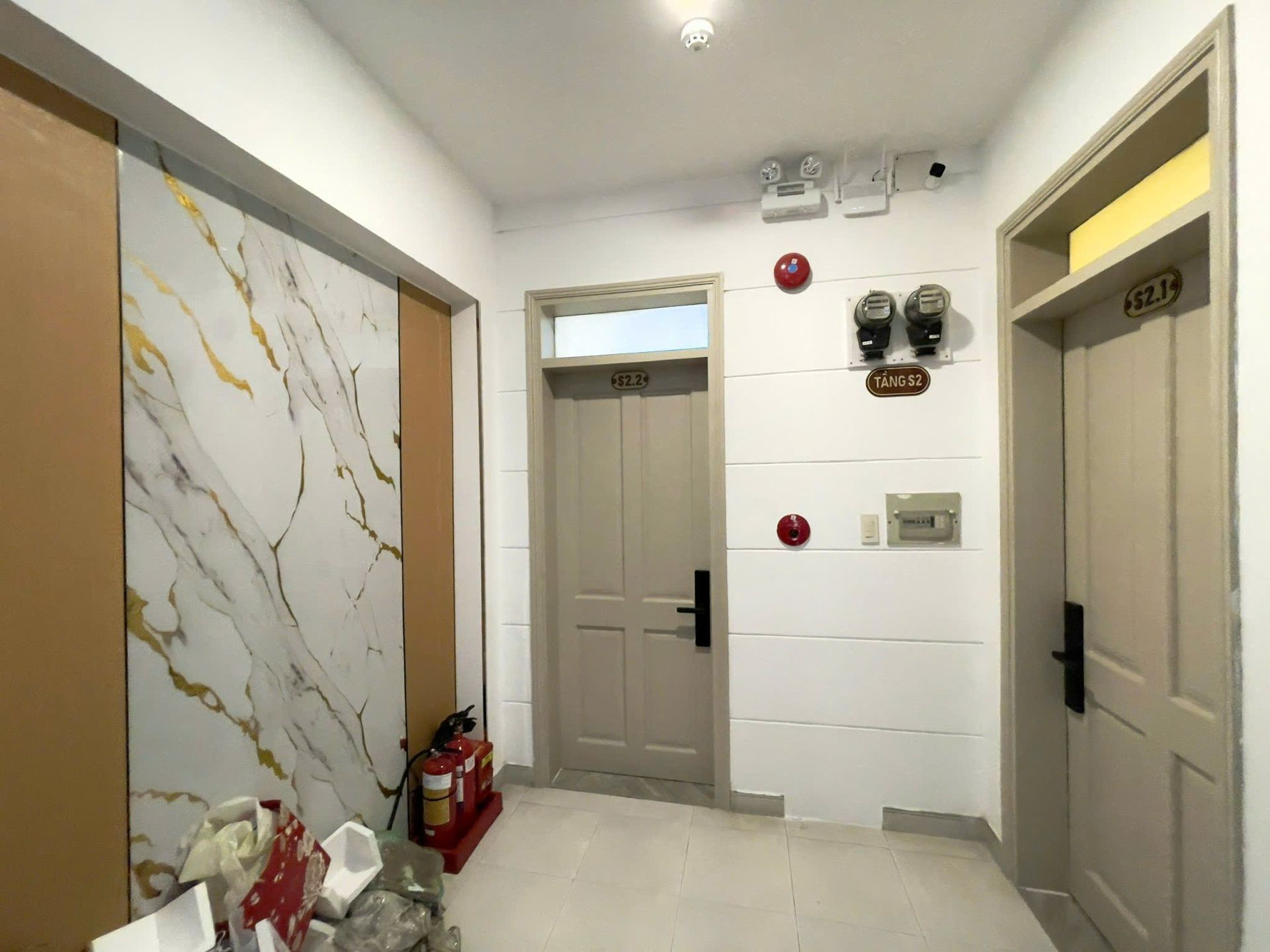 Cửa căn hộ