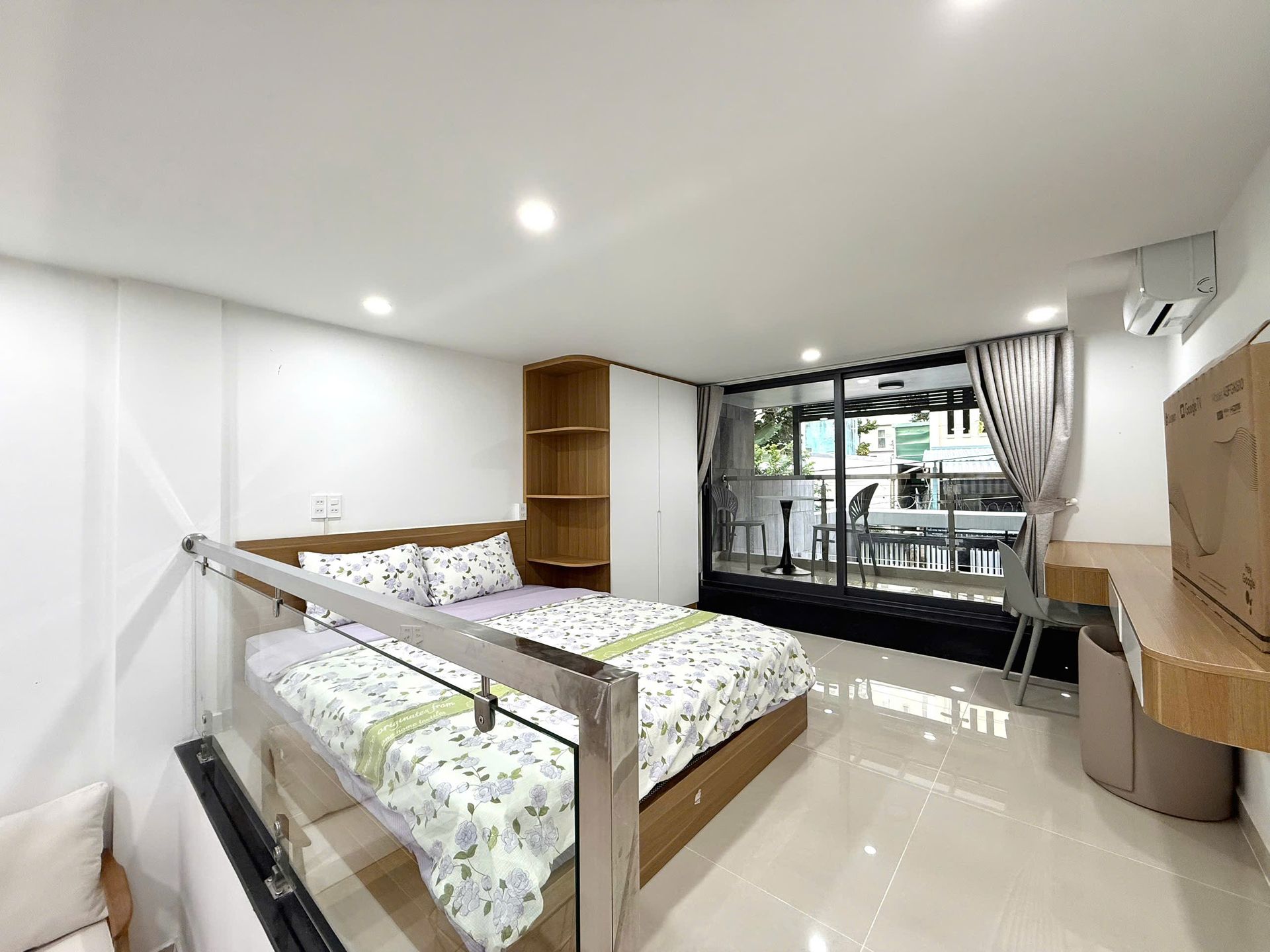 Giường cạnh cửa kính