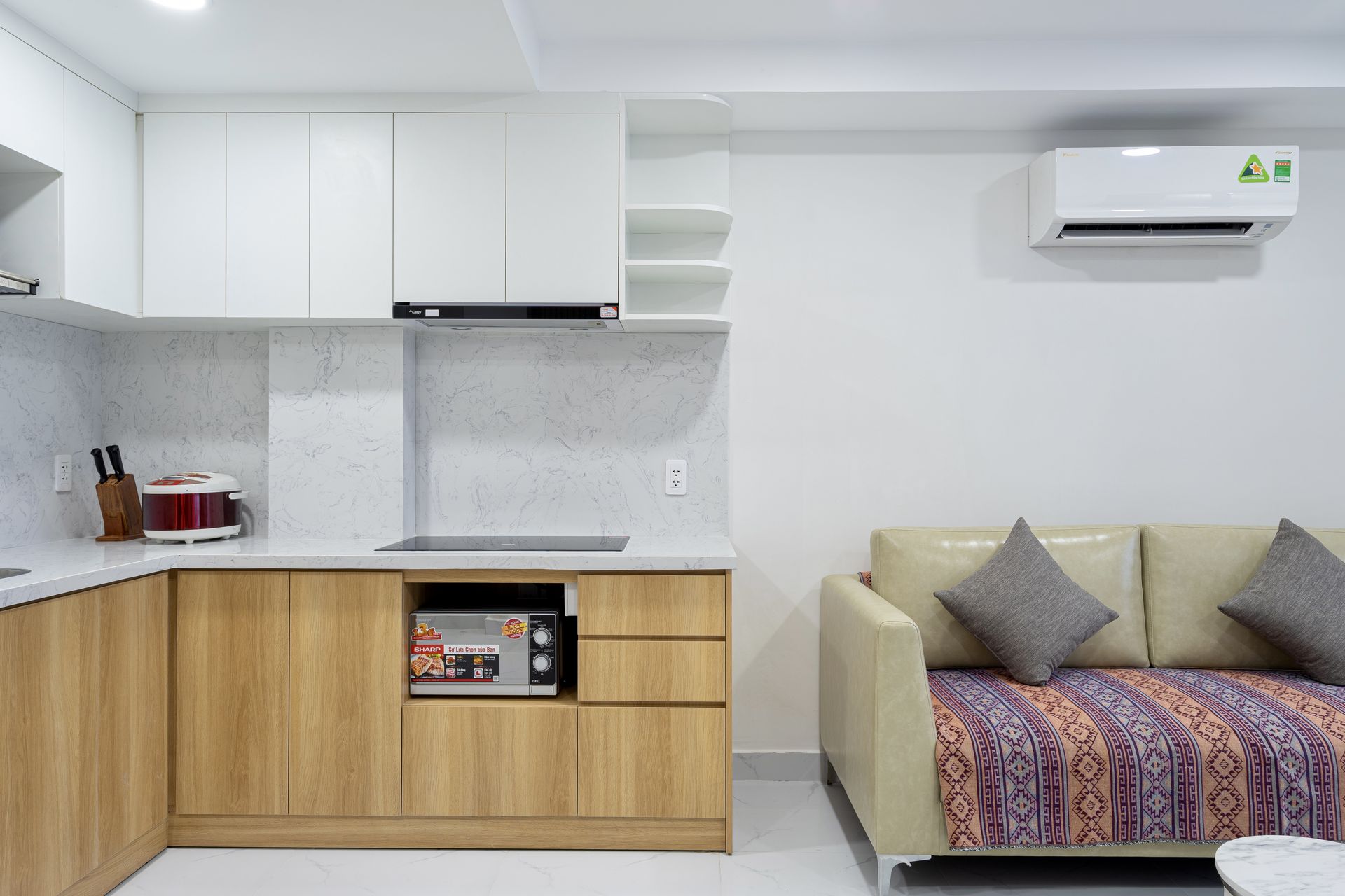 Sofa và bếp