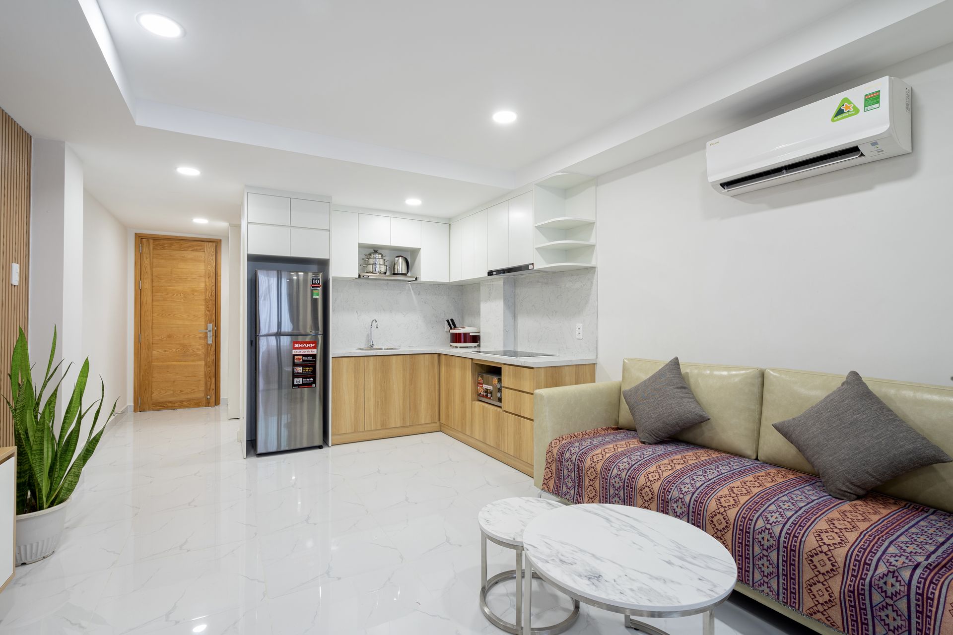 Khu bếp và sofa