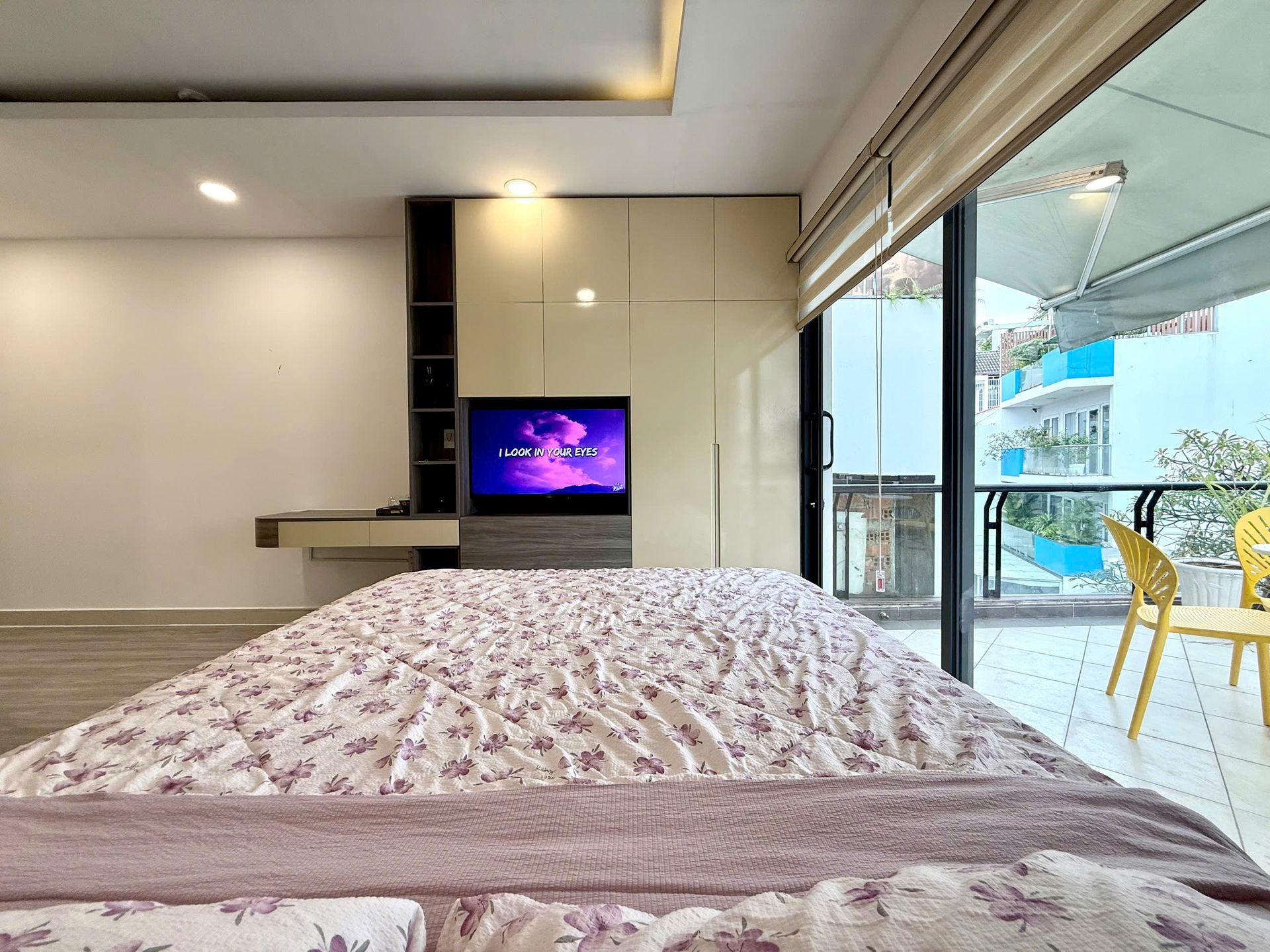 Giường cạnh cửa kính