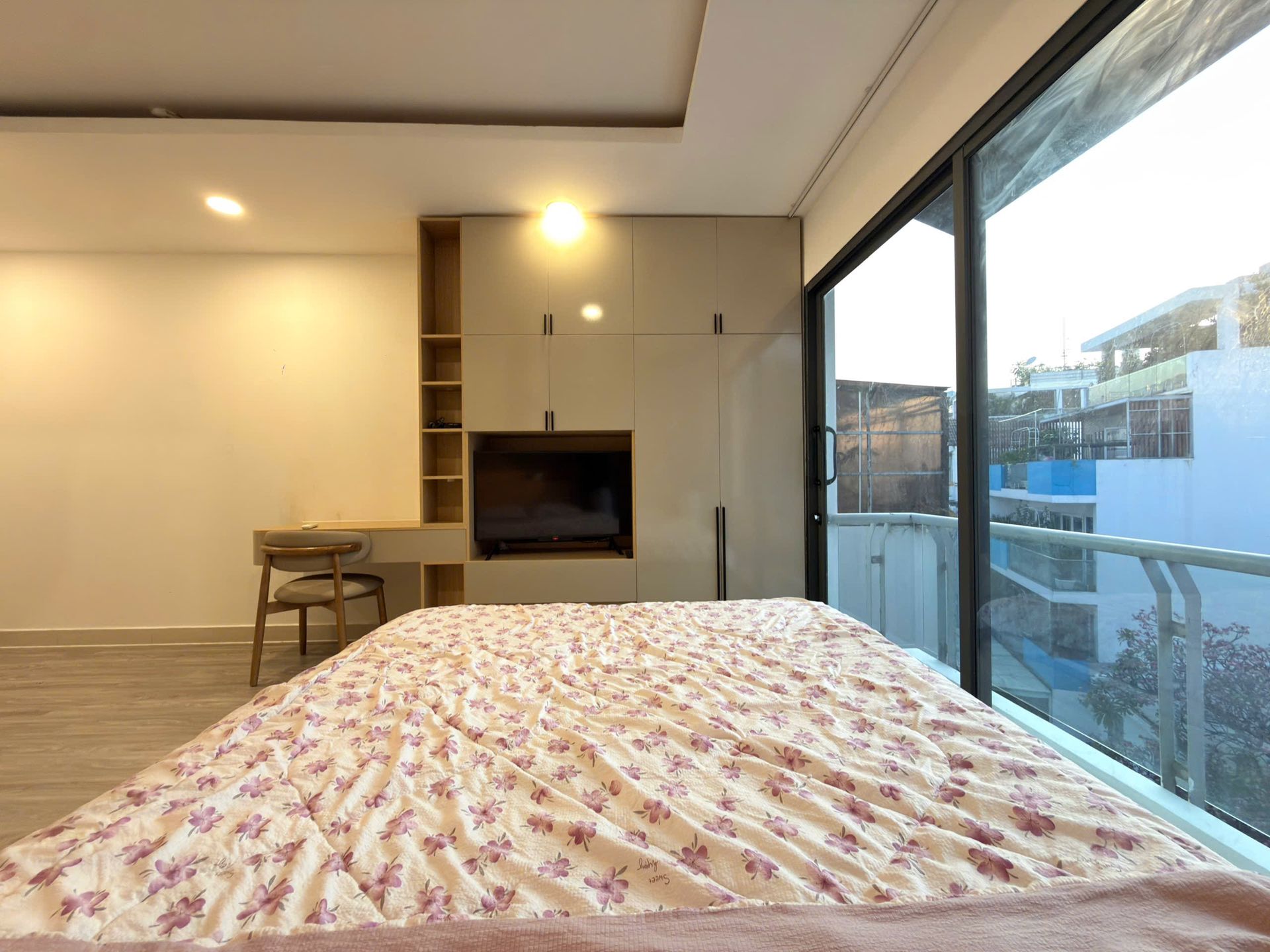 Giường cạnh cửa kính