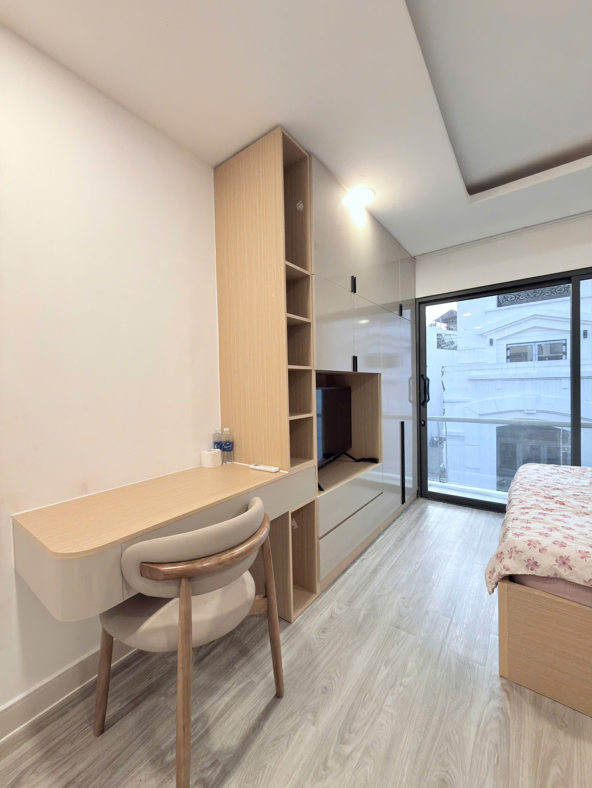 Bàn cạnh cửa kính
