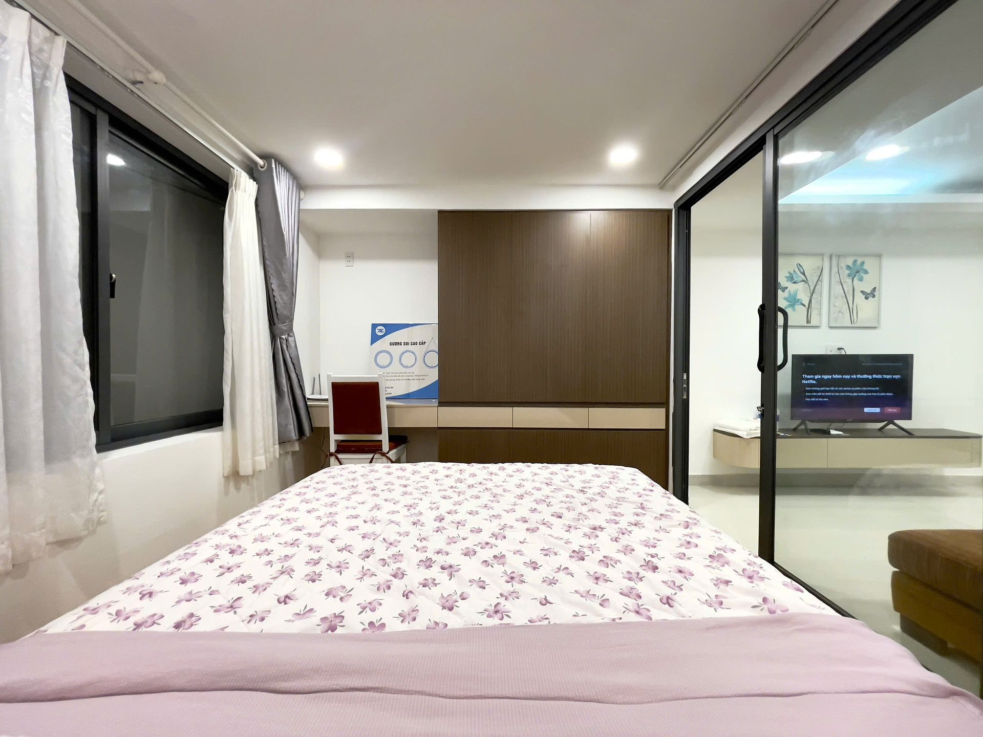 Giường và vách kính