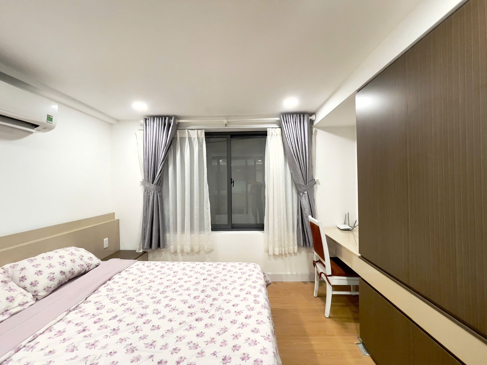 Giường và cửa sổ