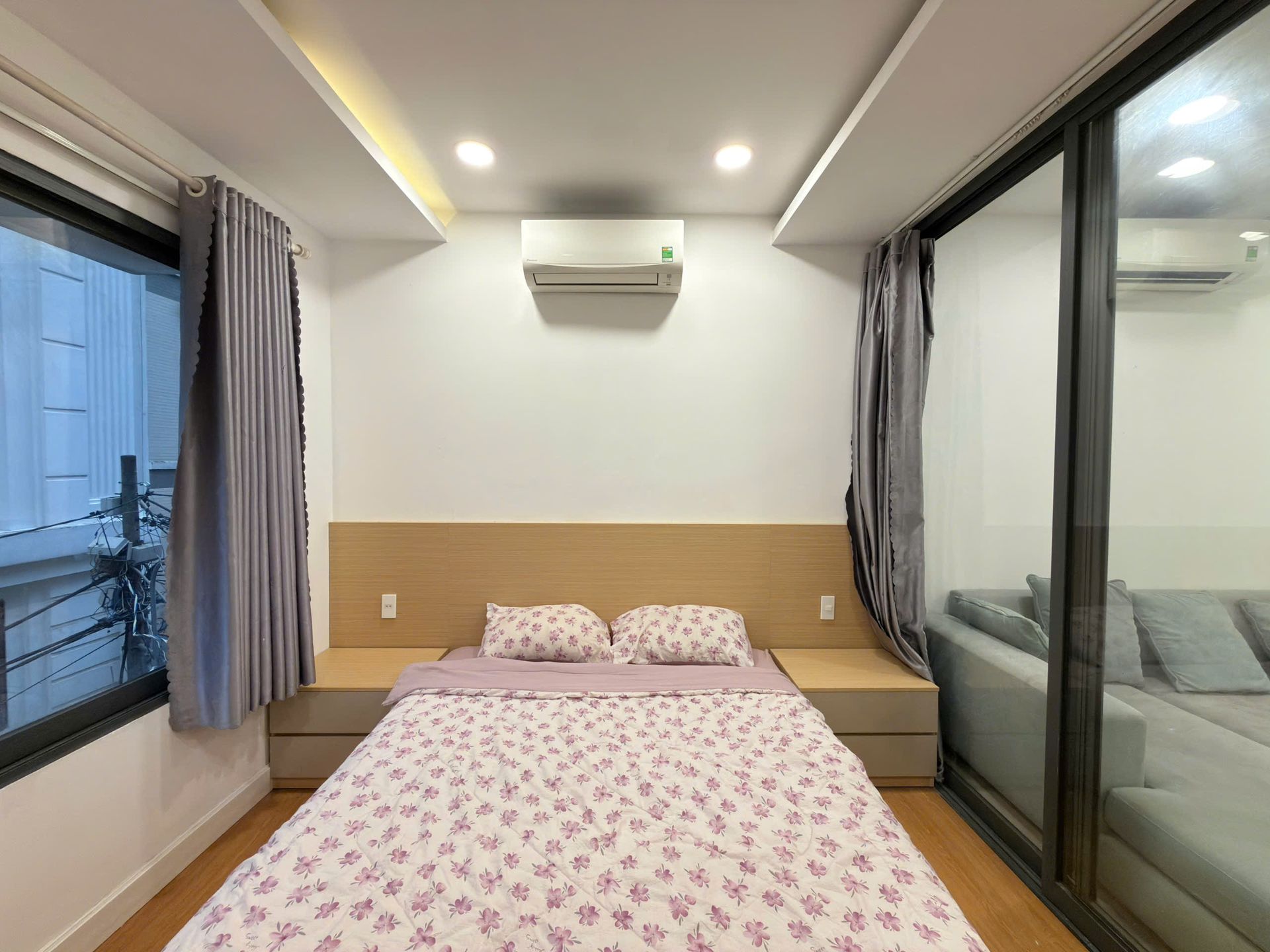 Giường và cửa sổ