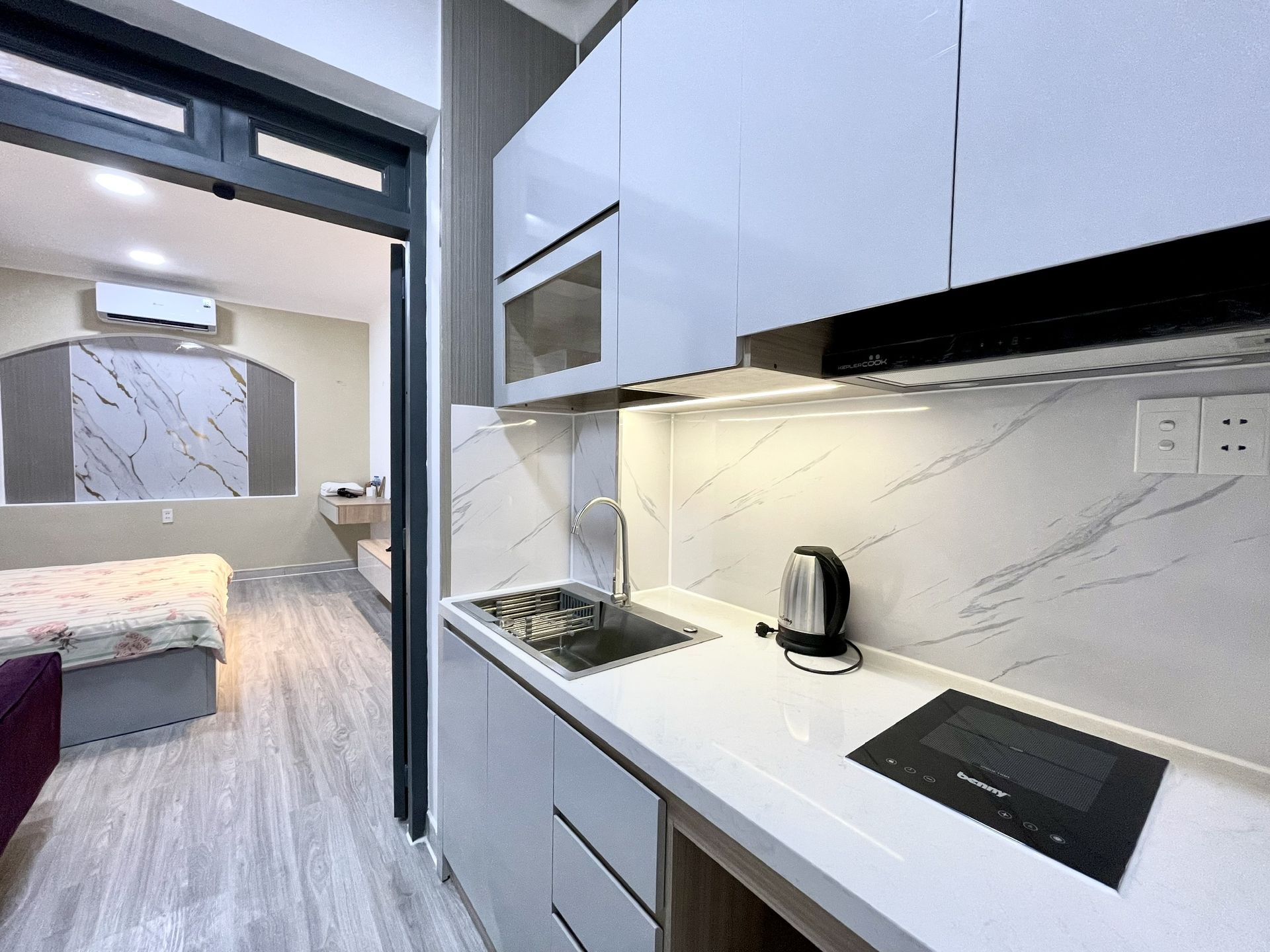 Bếp và cửa kính