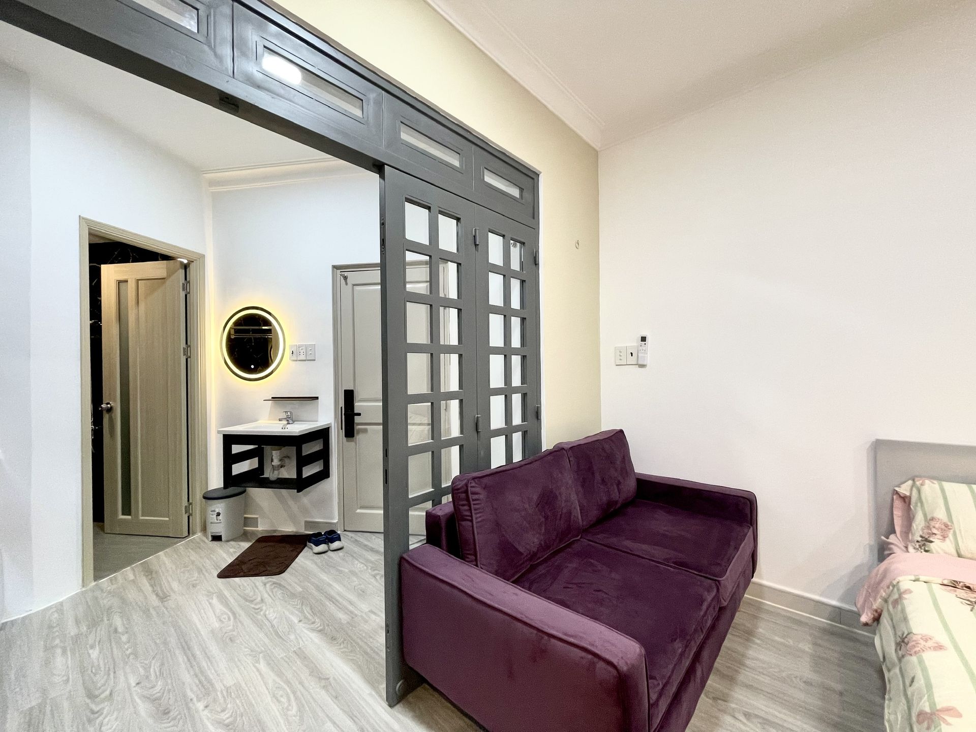 Gương và sofa