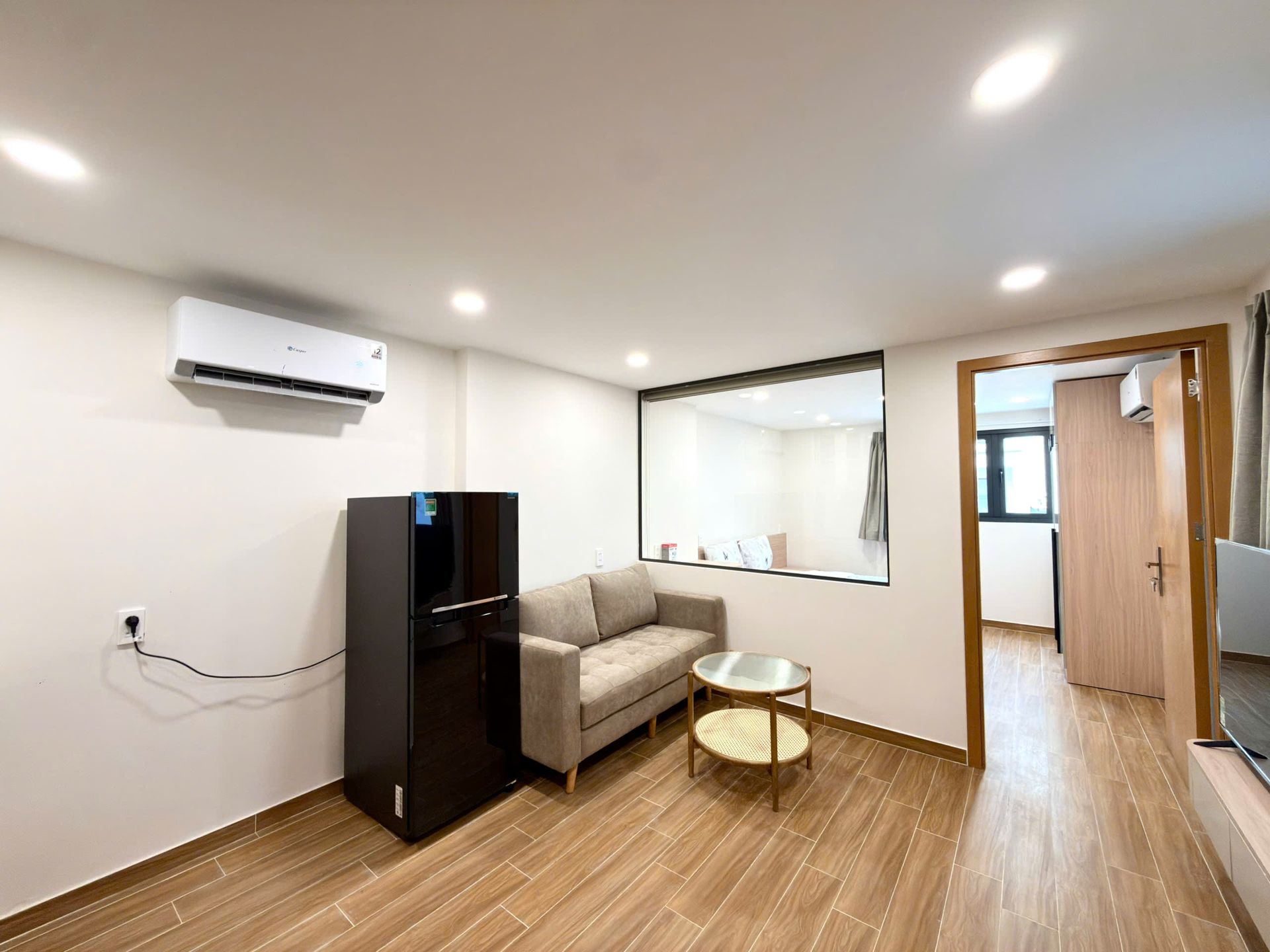 Tủ lạnh và sofa