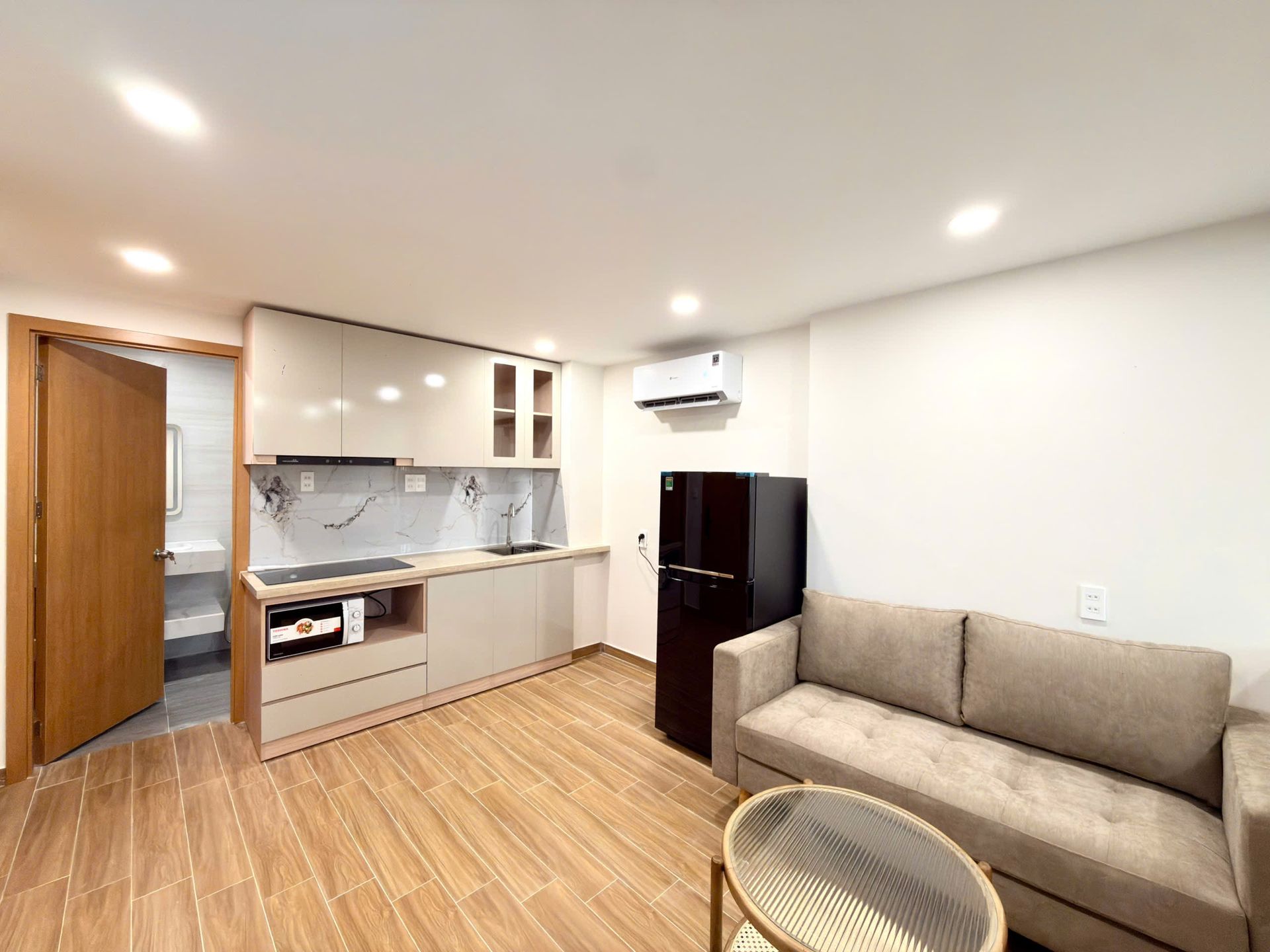 Bếp và sofa