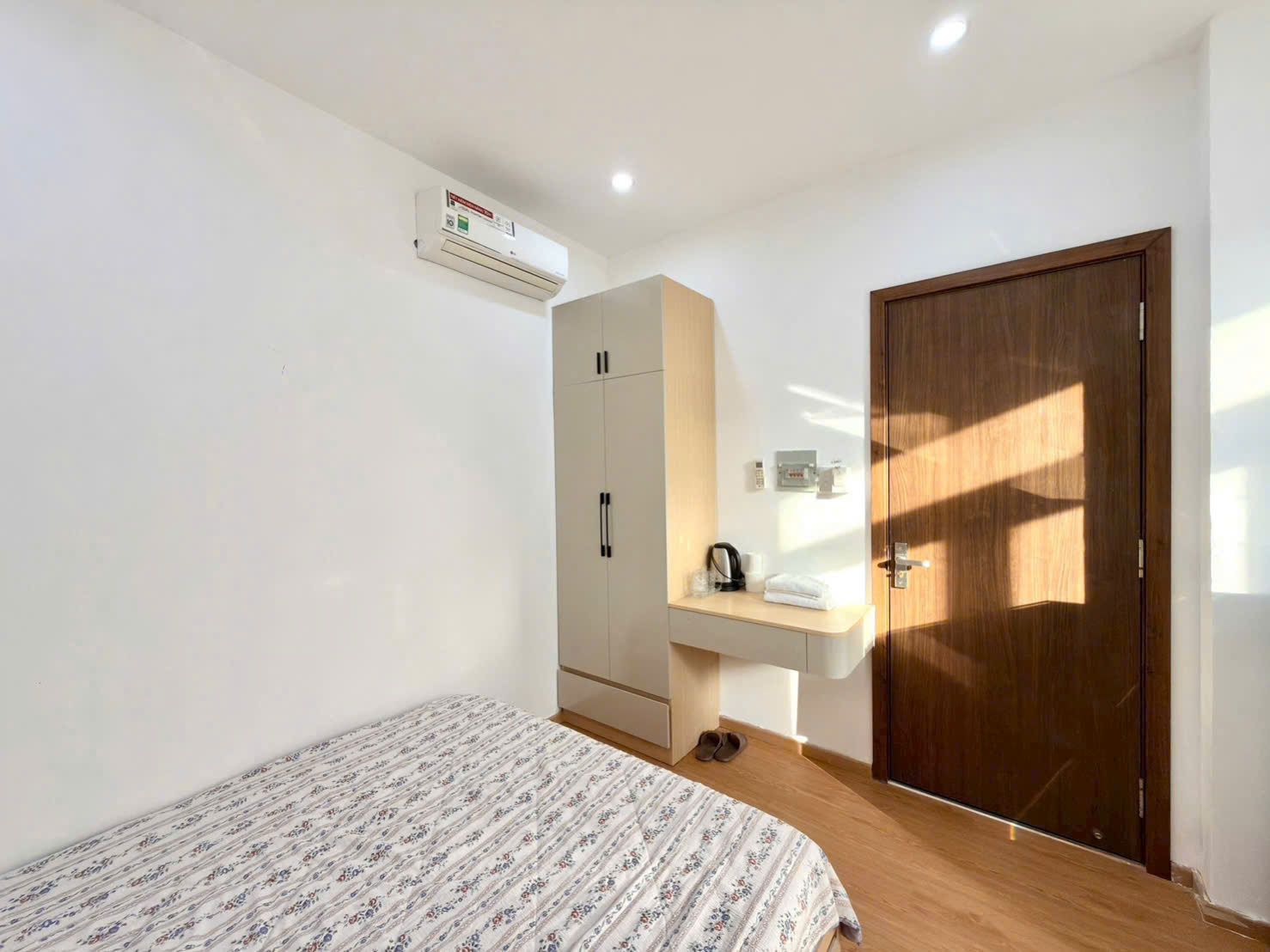 Giường và cửa phòng