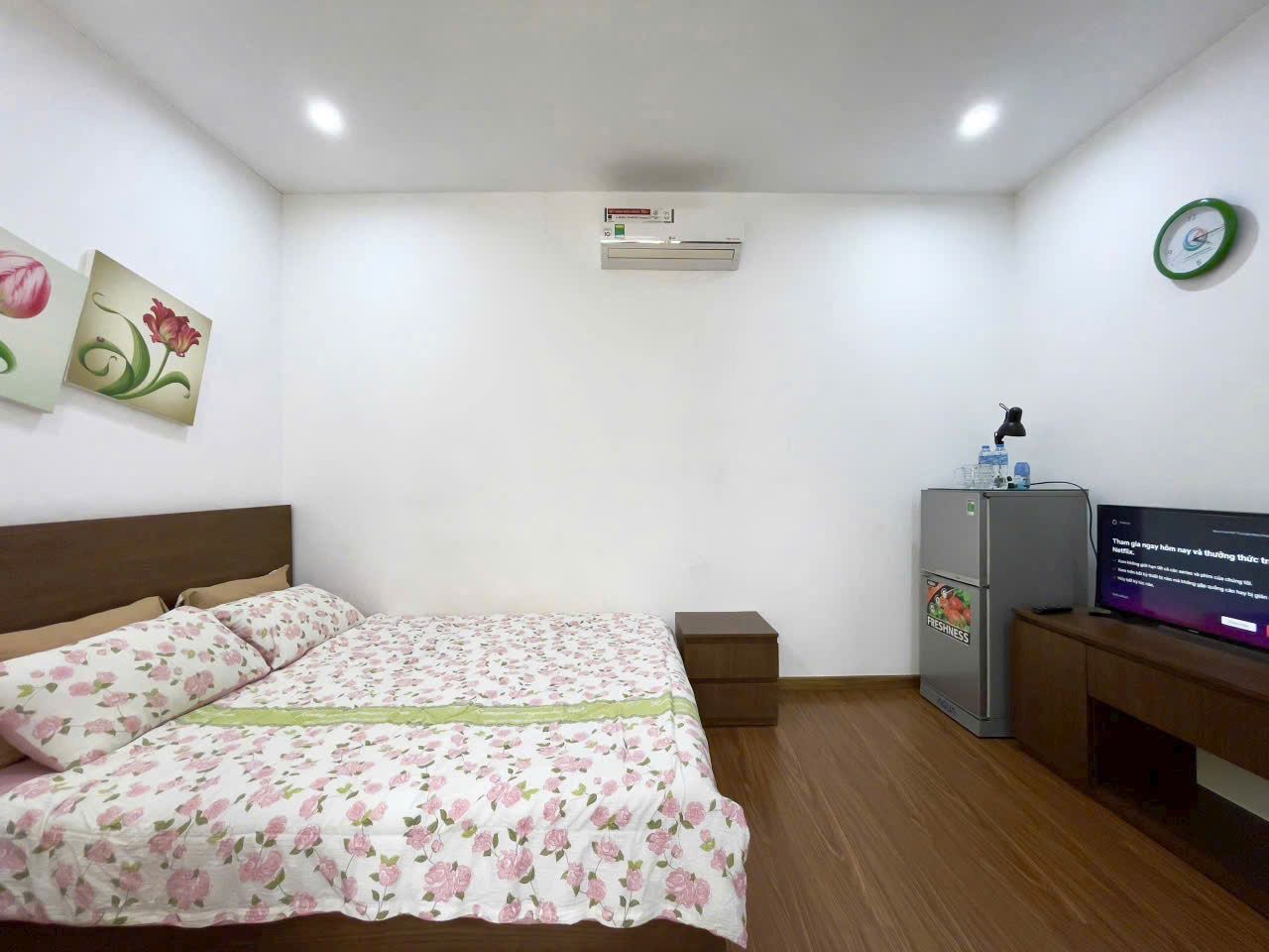 Giường và ti vi