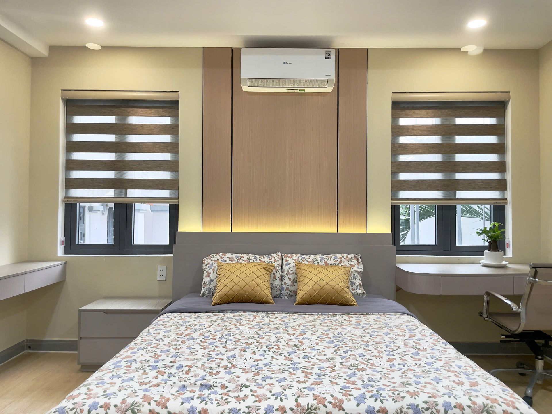 Giường và cửa sổ