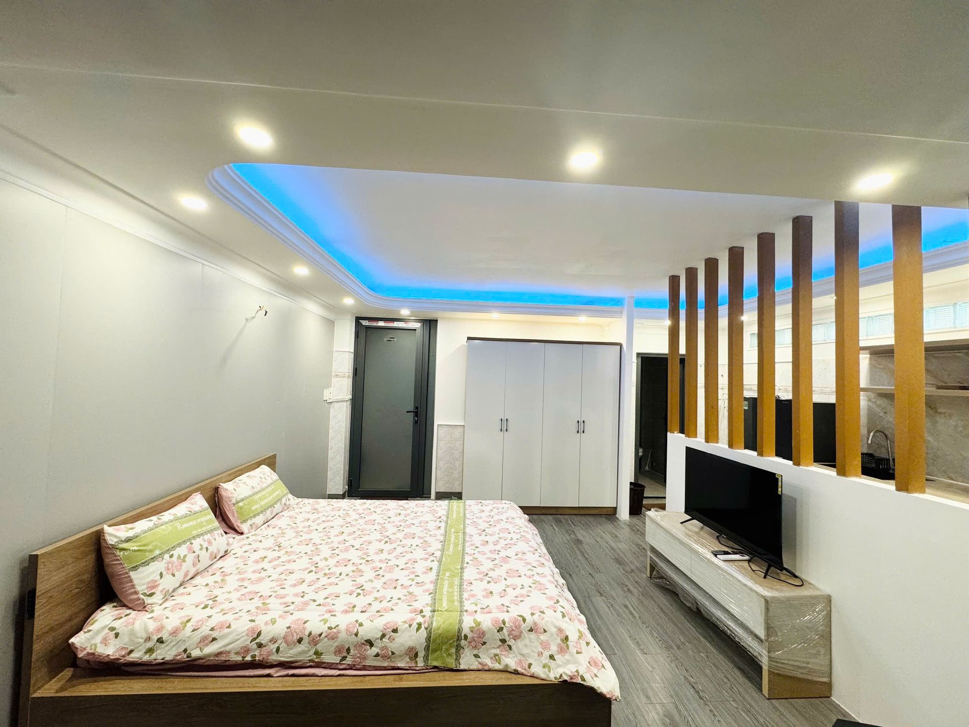 Giường và ti vi