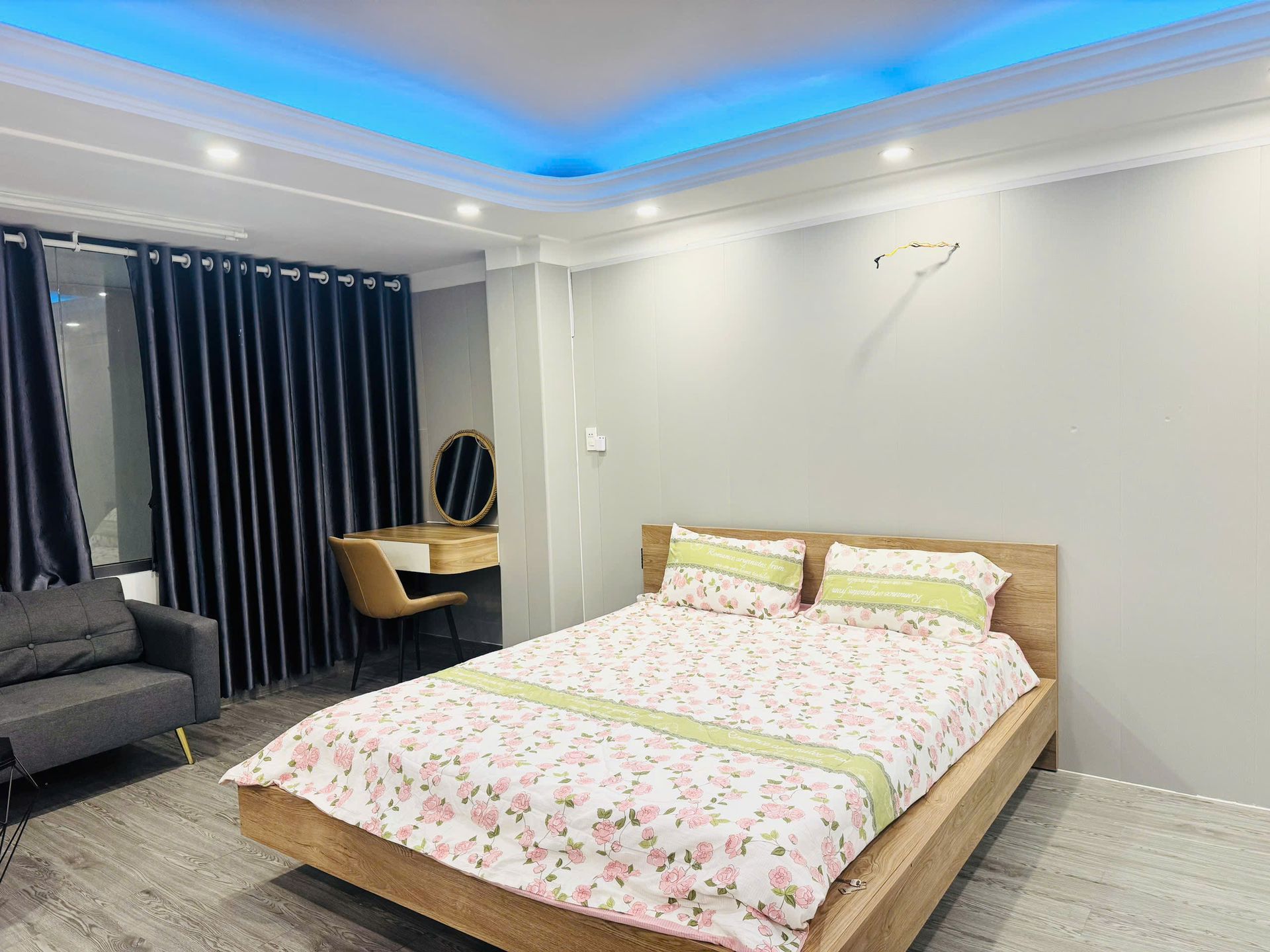 Giường và vách gỗ