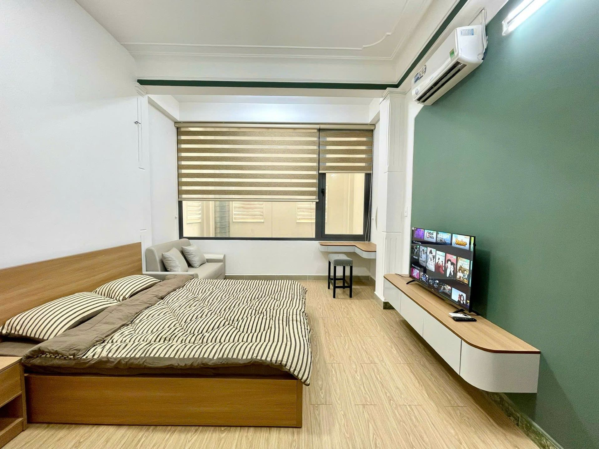 Giường và cửa sổ