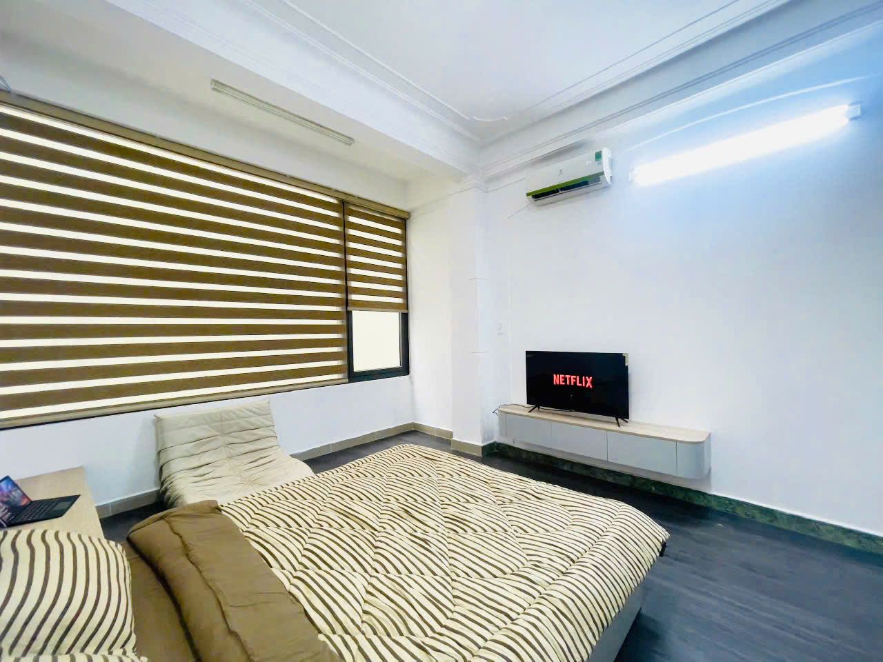 Giường và ti vi