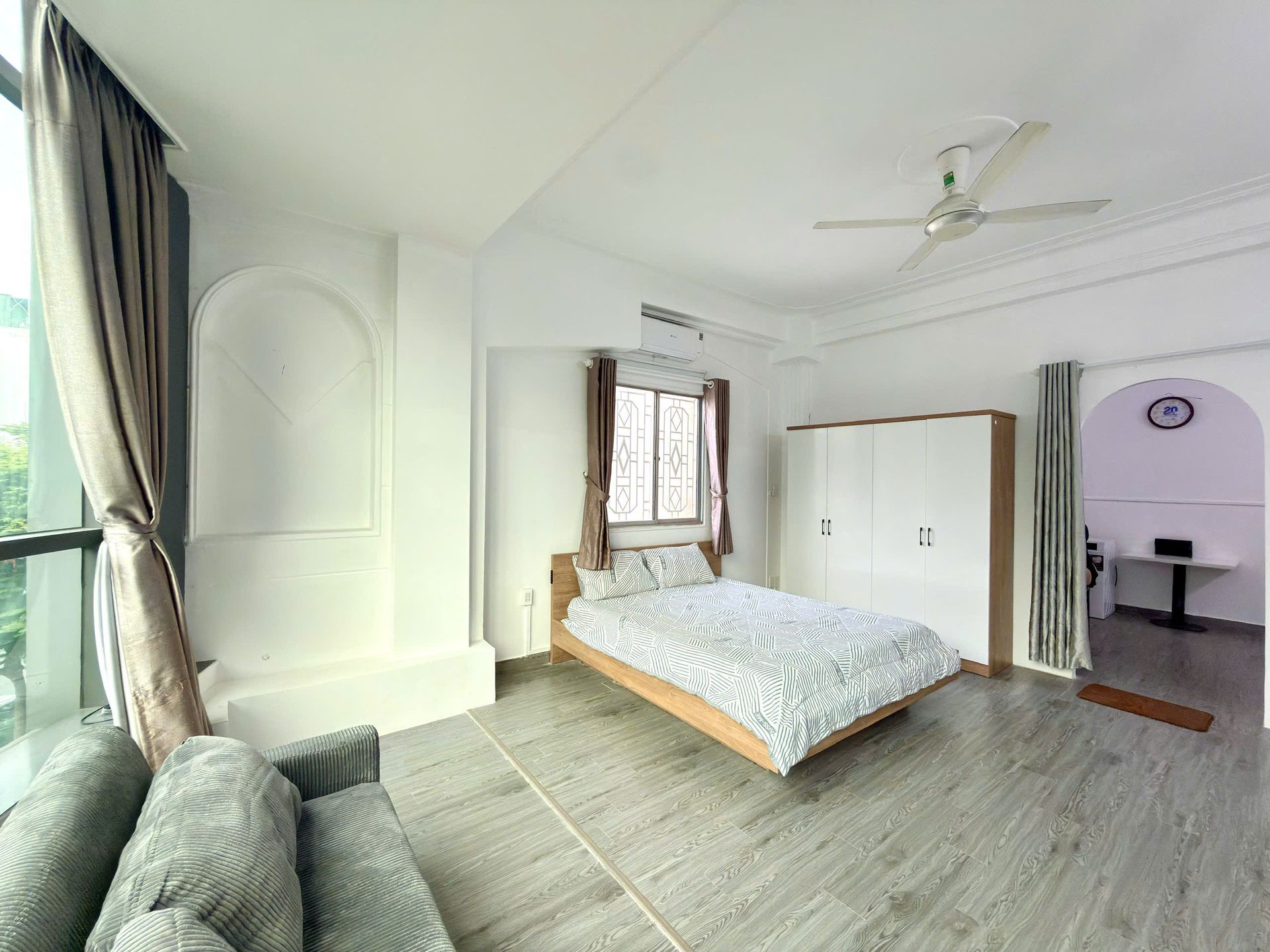 Giường và cửa sổ