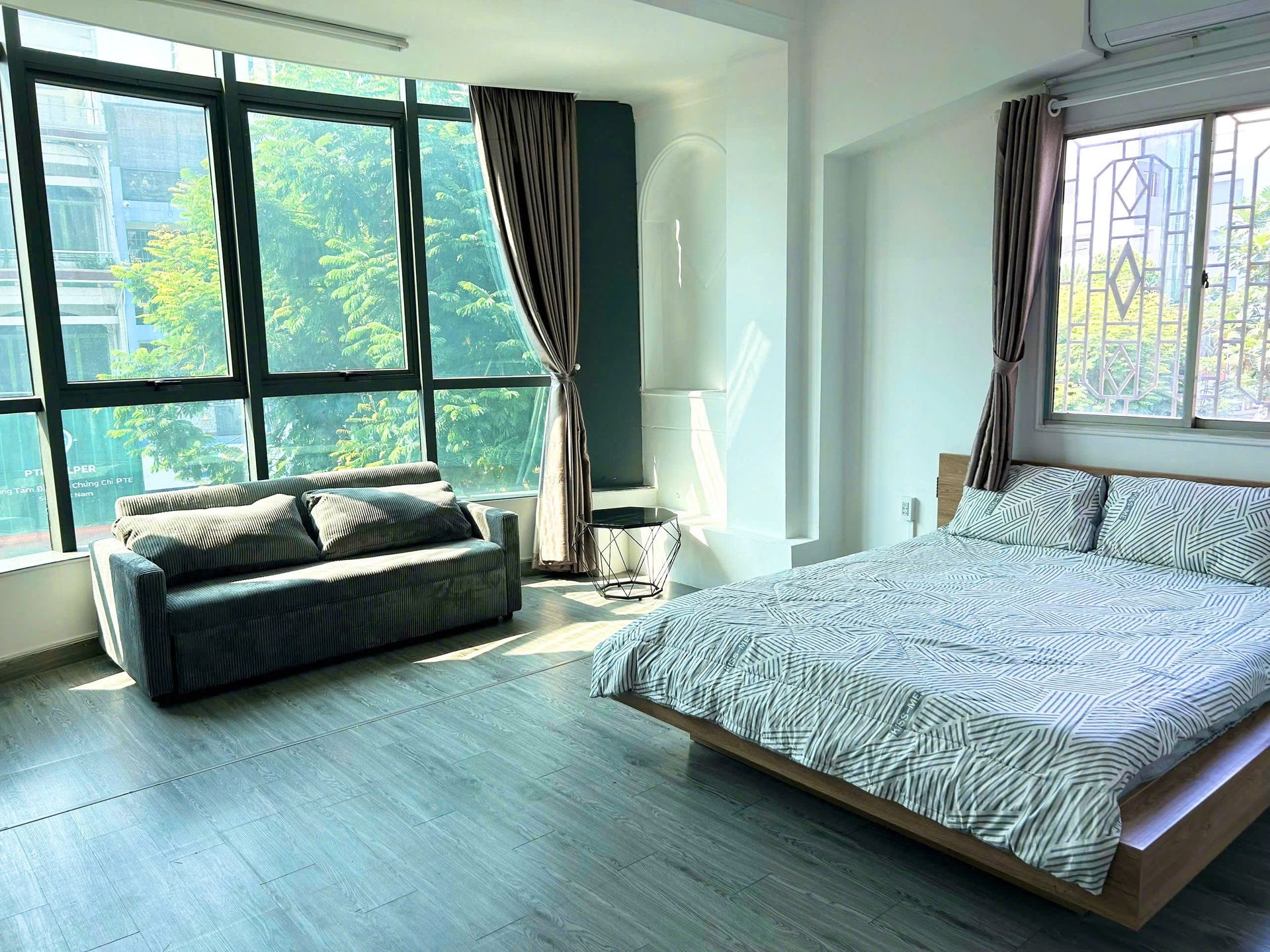 Giường cạnh cửa sổ