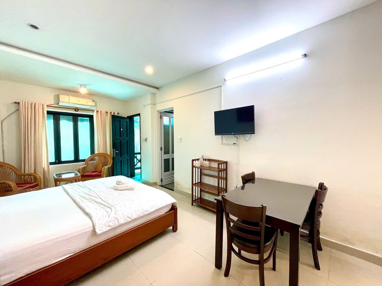 Giường và bàn ăn
